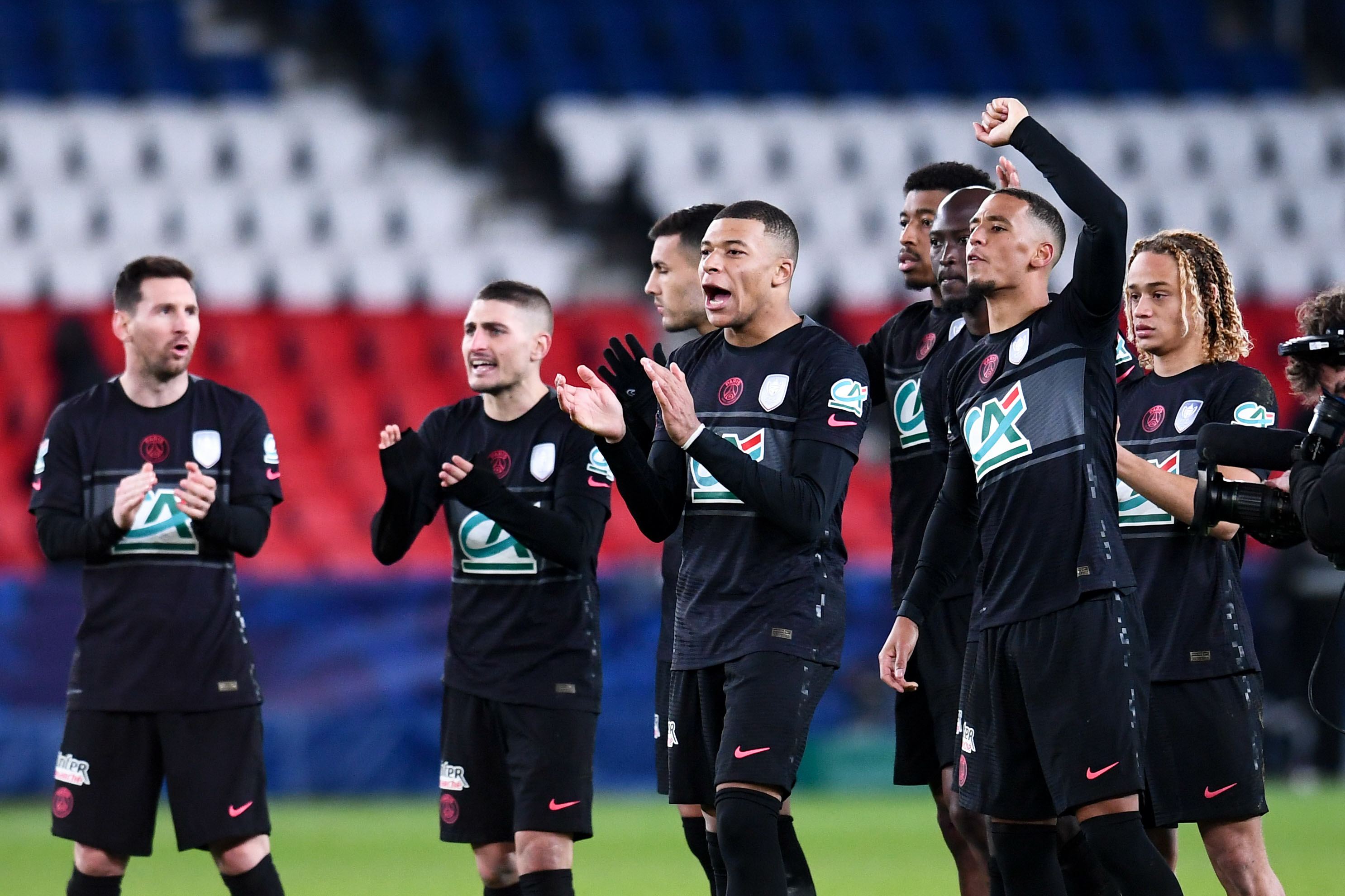 包含西汉姆围绕法甲更衣室发声赛后尼斯调整名单以备足总杯，网友：深圳男篮遗憾出局备战社区盾的词条